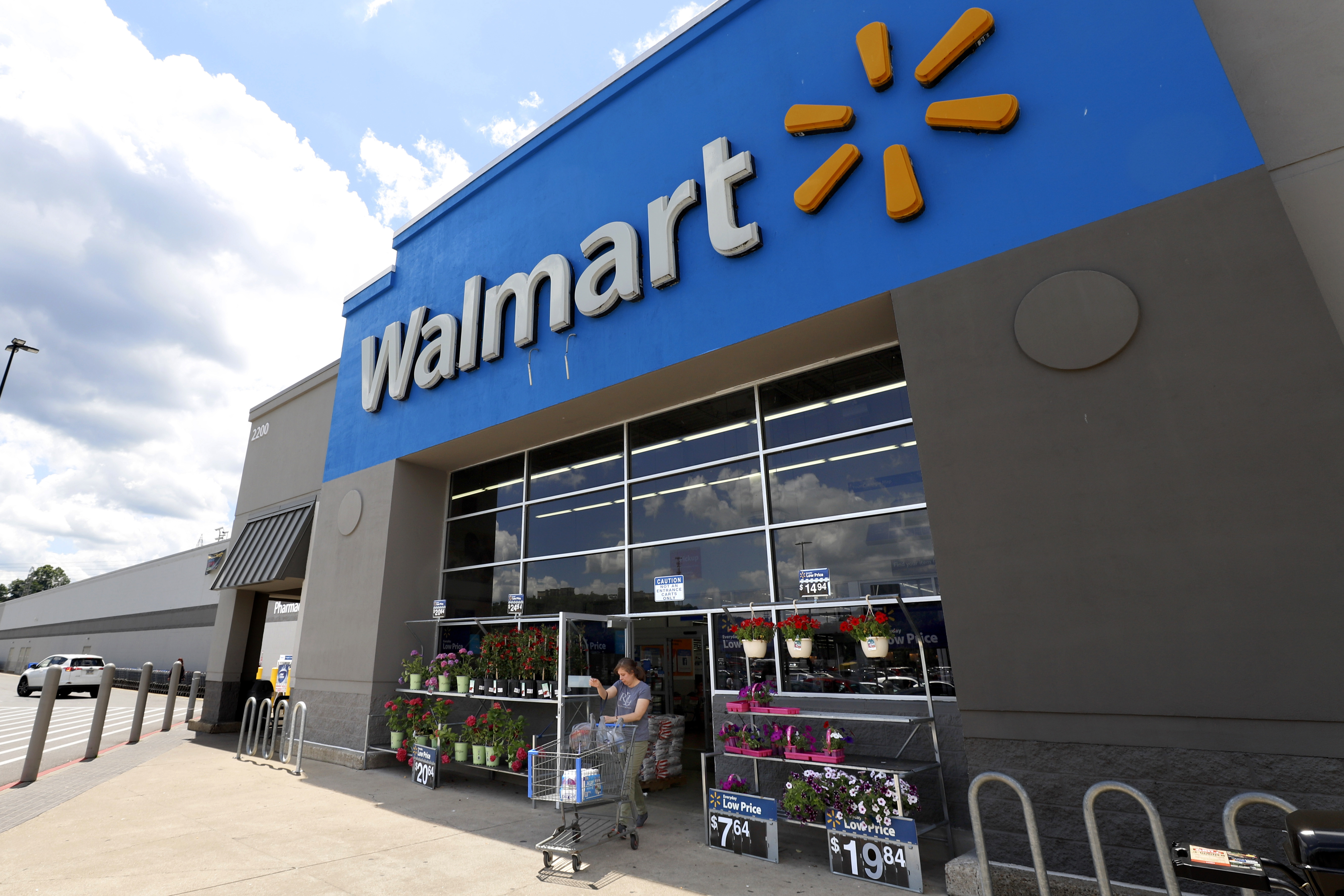 Police chief: 3 people killed in Oklahoma Walmart shooting