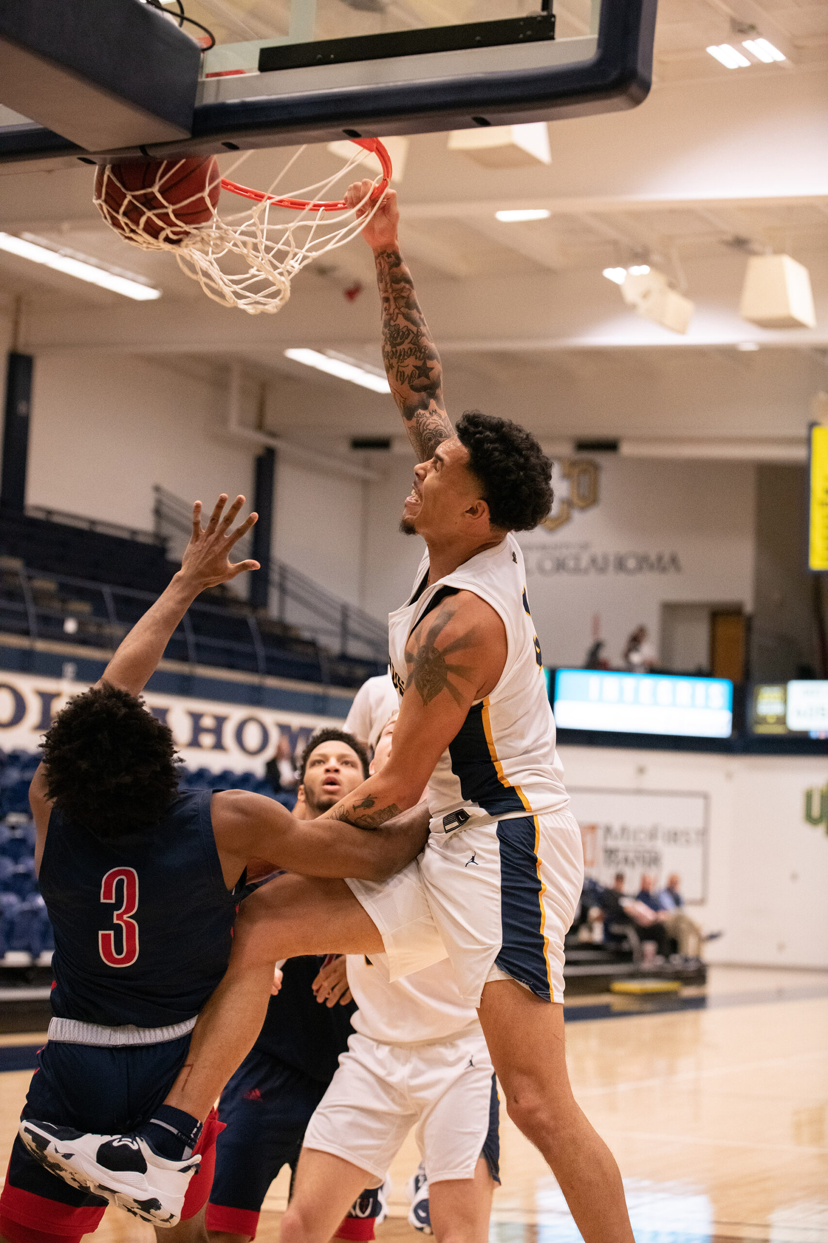 UCO basketball picks up huge victories against Emporia State