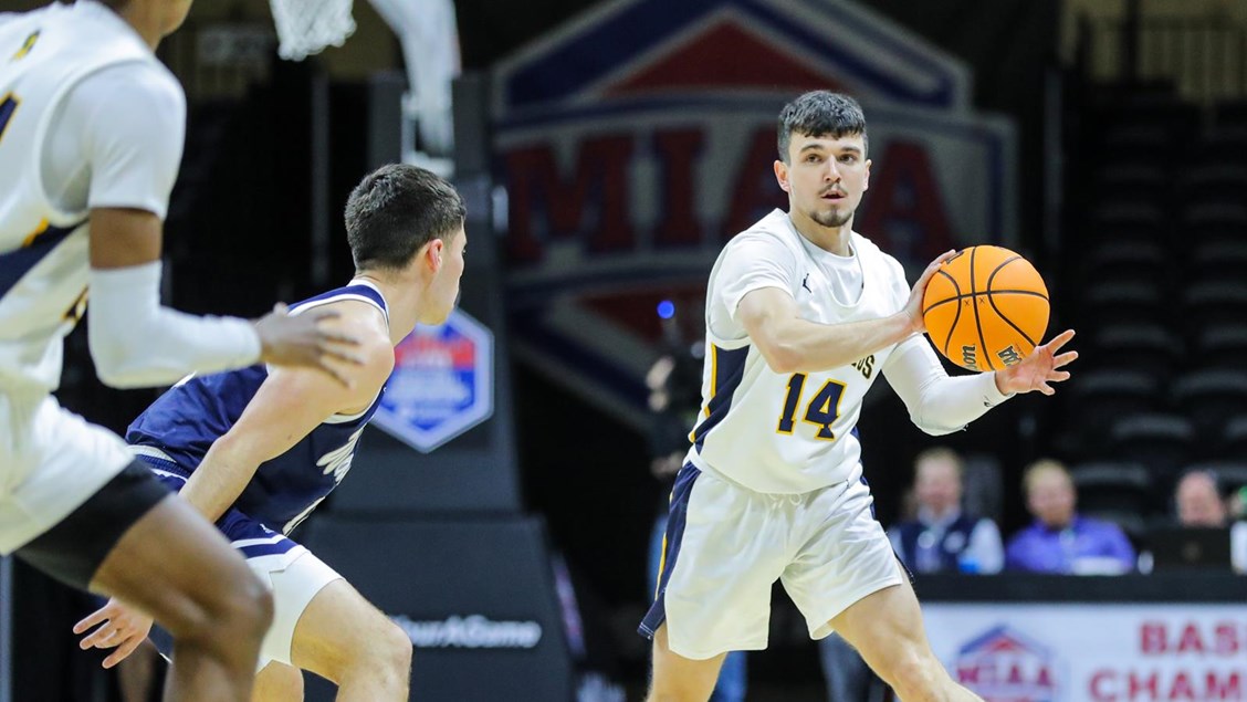 Basketball wraps up MIAA tournament, men’s selected for NCAA tournament