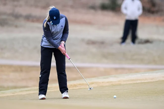 CO's Layne Ailshe putting the ball on the green. (Photo provided by bronchosports.com)