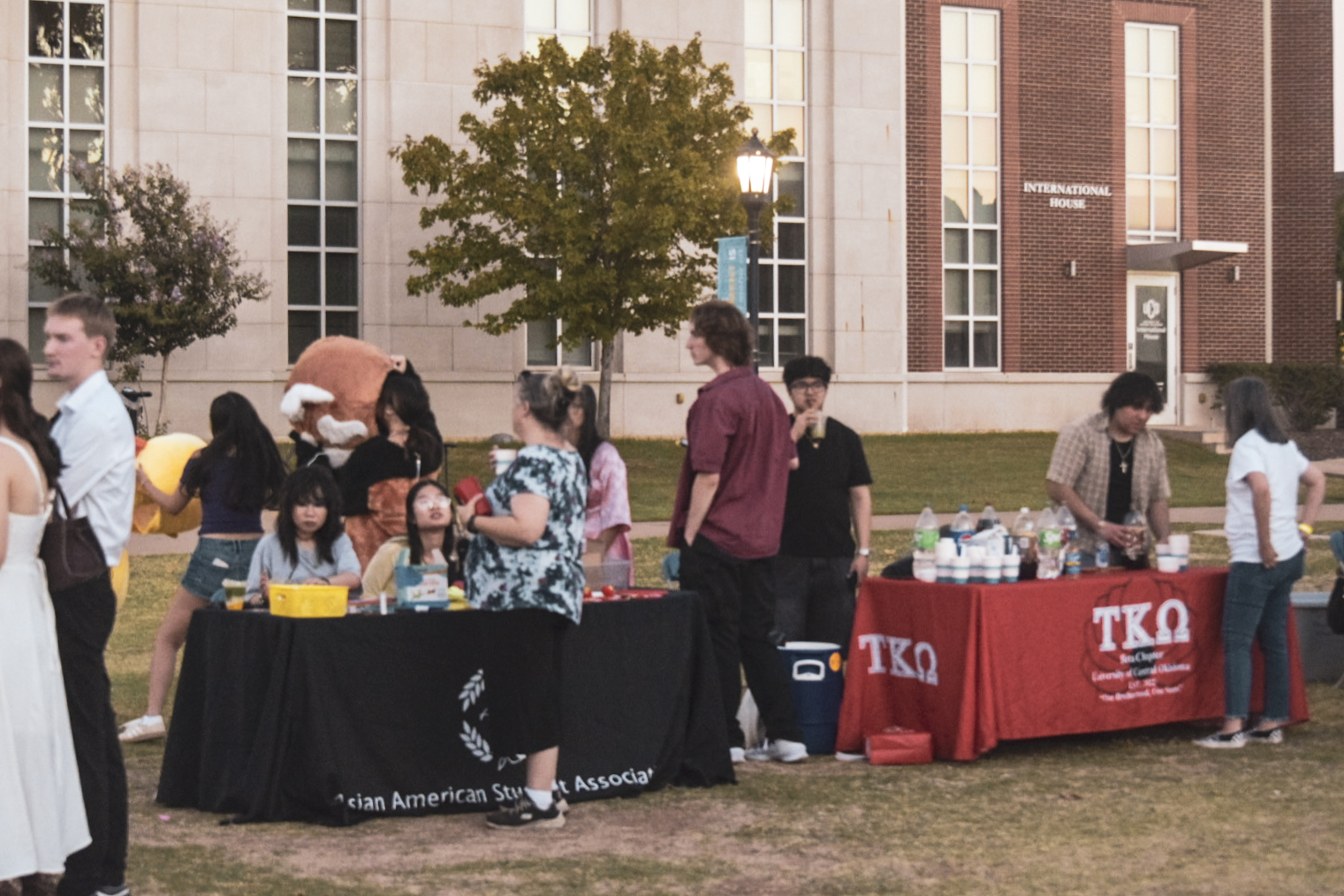Students gathered around booths in Buddy’s Lawn (Mau Chavez / The Vista)